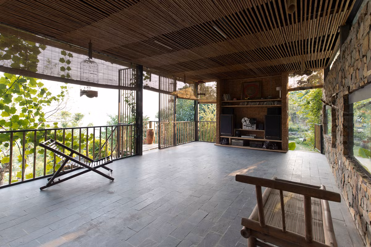 Rèm trúc được lựa chọn thay cho cửa sổ kính trượt gập.