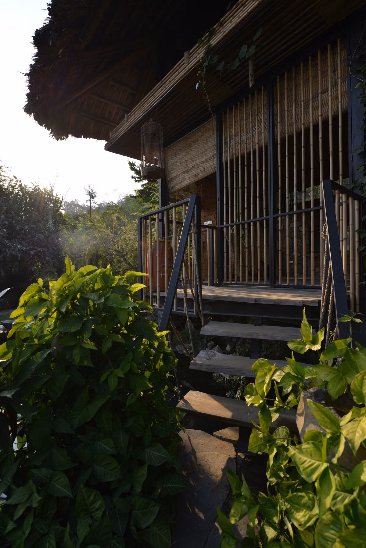 Vật liệu xây dựng chủ yếu là tre, nứa, lá cọ, đá phiến, đá ong vàng...đặc trưng của miền Bắc Việt Nam.