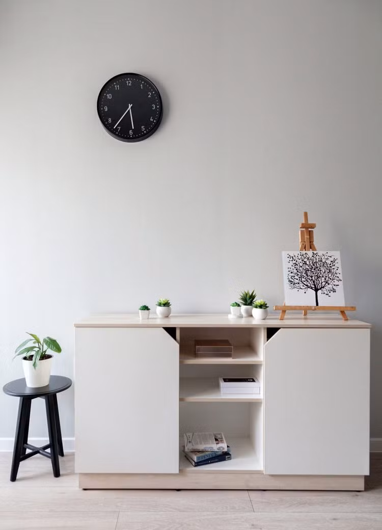 Căn phòng được nhấn nhá tinh tế bằng những chậu cây cảnh nhỏ mang đến không gian xanh trong lành.