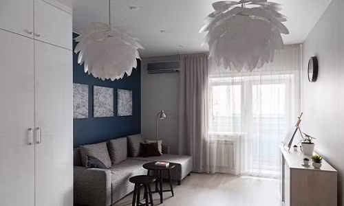 Phòng khách luôn tràn ngập ánh sáng tự nhiên nhờ ô cửa kính lớn.