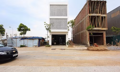 Ngôi nhà ống nằm trong khu đô thị mới ở Lam Sơn,Thanh Hóa. Nhà xây trên lô đất hình chữ nhật theo đúng quy hoạch.