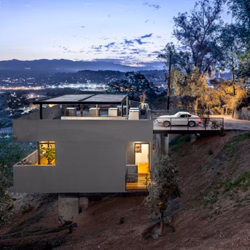 Ngôi nhà chênh vênh trên sườn đồi. Ảnh: Printest.