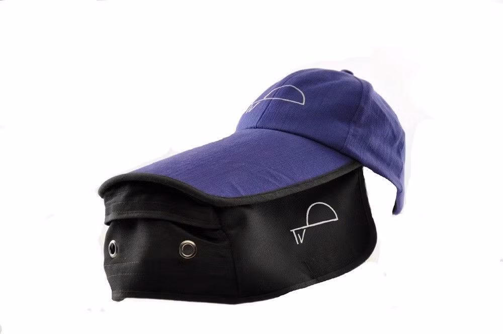  Mũ xem phim riêng tư: Với thiết kế như mũ bóng chày được gắn thêm túi ở vành nón, người dùng có thể đặt điện thoại vào và xem phim trực tiếp mà không cần dùng tay. Sản phẩm giúp người dùng smartphone có không gian riêng khi xem TV ở nơi đông người nhưng lại khá ngớ ngẩn lúc sử dụng.