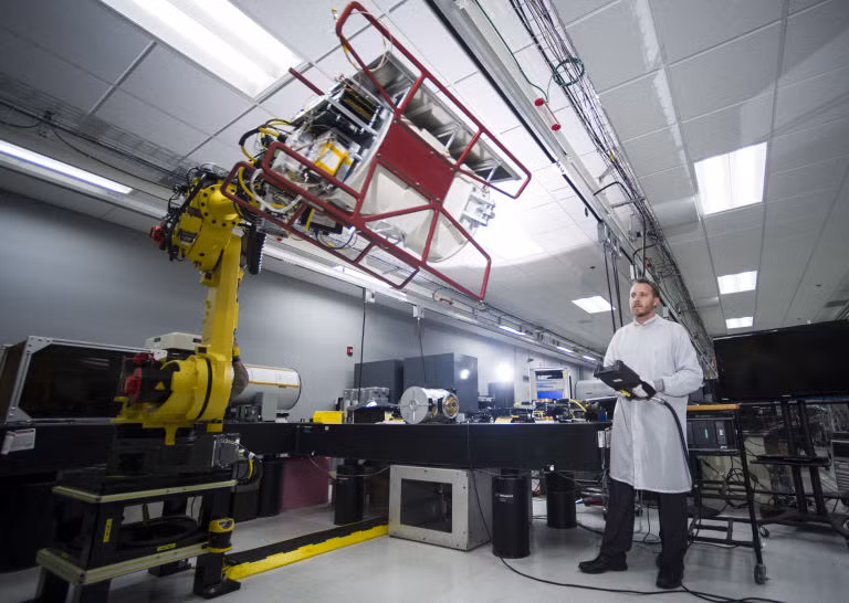 Những cỗ máy robot khổng lồ còn được tham gia vào lĩnh vực sản xuất tên lửa. Ảnh: Popular Mechanics.