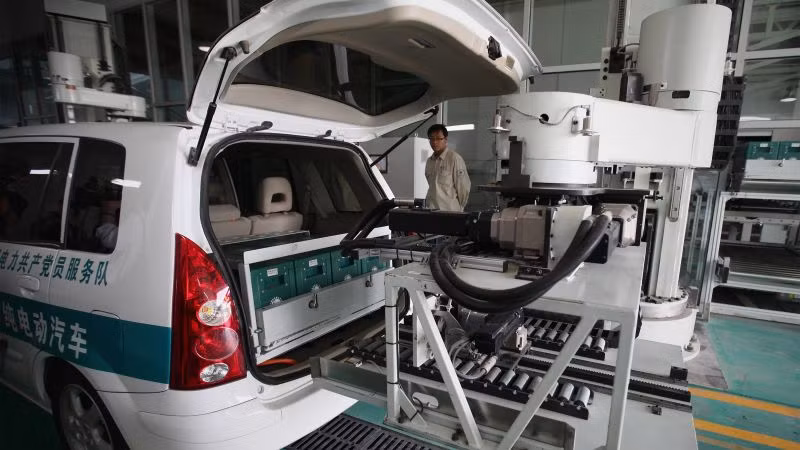 Robot thay pin cho xe điện ở Bắc Kinh, Trung Quốc. Ảnh: Feng Li/Getty Images.