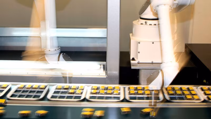 Tại Tokyo, Nhật Bản, robot khéo léo đóng gói sản phẩm trên dây chuyền sản xuất. Ảnh: Junko Kimura/Getty Images.