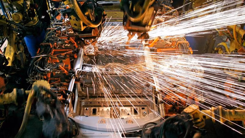 Một chiếc xe hơi được hàn bằng cánh tay của robot. Ảnh: Bill Pugliano/Getty Images.