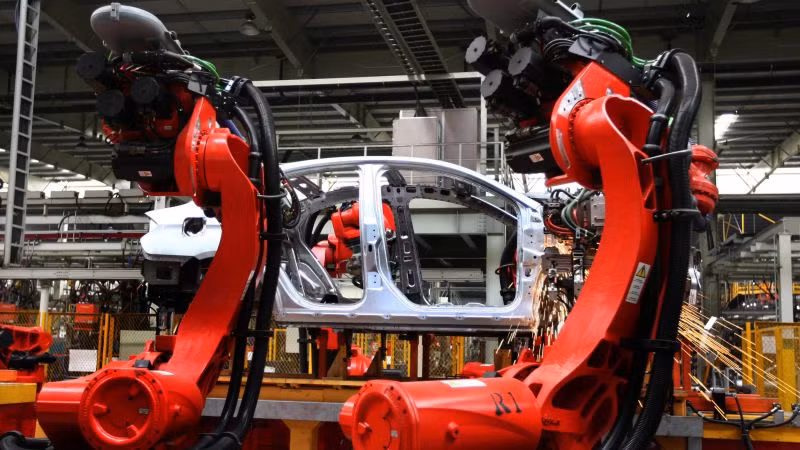 Robot khổng lồ làm việc khéo léo không khác con người. Ảnh: China Photos/Getty Images.