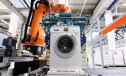  Robot làm việc trong nhà máy lắp đặt máy thiết bị tiêu dùng BSH Bosch Siemens, Đức. Ảnh: Andreas Rentz/Getty Images.