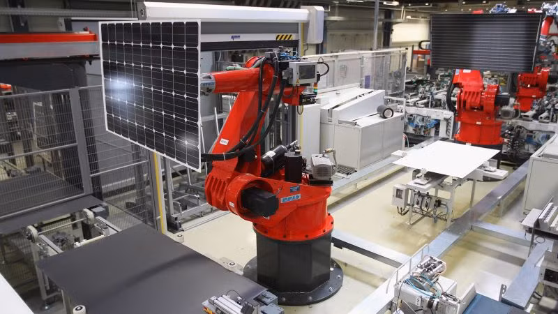 Robot tham gia vào quá trình lắp ráp pin mặt trời trong nhà máy Pritzwalk, Đức. Ảnh: Sean Gallup/Getty Images.