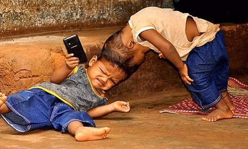 Cap cha me doi phep mau cho 2 dua con dinh lien dau