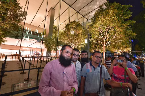 Amin Ahmed Dholiya, doanh nhân đến từ Ấn Độ cũng trở thành những vị khách đầu tiên mua được iPhone 8 tại Apple Store ở Singapore. Ảnh: Desmond Wee.