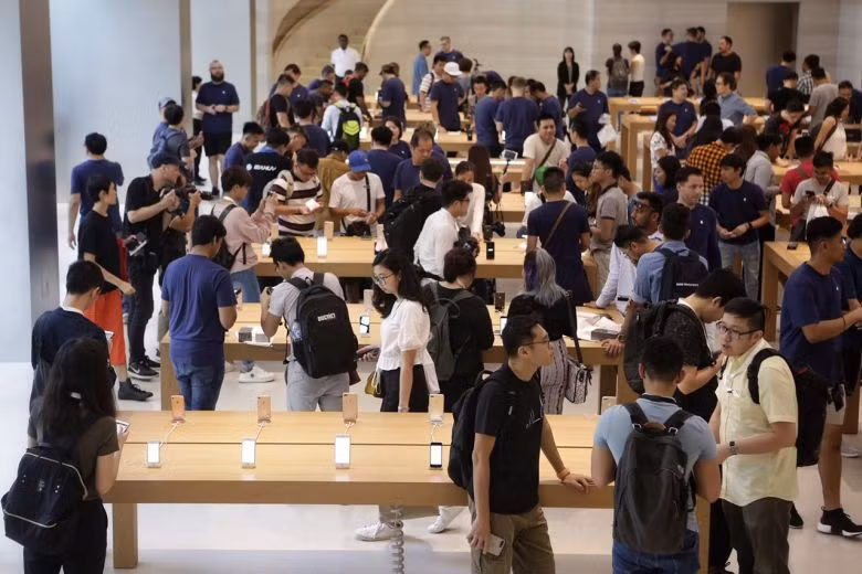 Cửa hàng Apple trên phố Orchard (Singapore) mở cửa cho khách hàng từ 8h sáng ngày 22/9. Ảnh: Straitstimes.