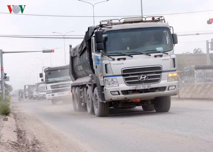 Xe ben cuốn bụi mù mịt nhưng không ai tưới đường.