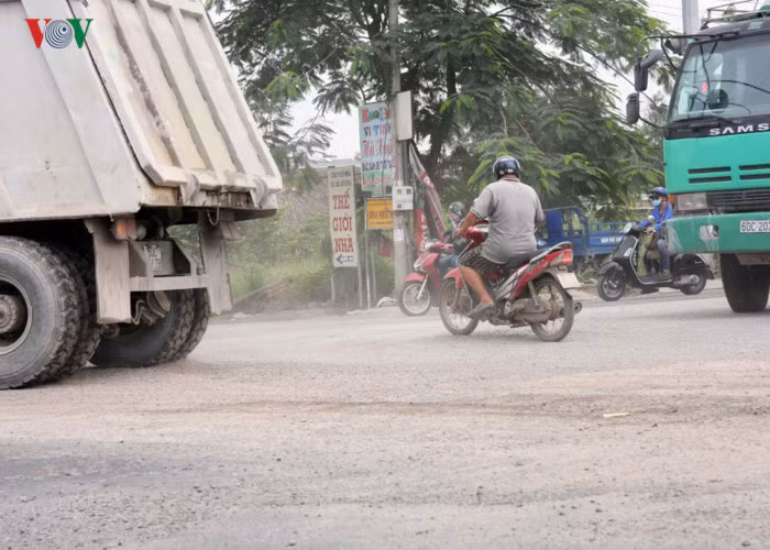 Được kỳ vọng trở thành một con đường xanh – sạch – đẹp, là điểm nhấn của thành phố Biên Hòa... Nhưng trái lại, thời gian gần đây, đường Võ Nguyên Giáp luôn ngập trong bụi, không khí ngột ngạt đến tức thở, trở thành nỗi ám ảnh của người dân 2 bên đường và người tham gia giao thông.