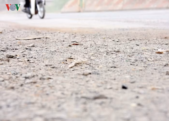 Tuyến đường nghìn tỉ nhưng đất đã rơi vãi không ai thu dọn.