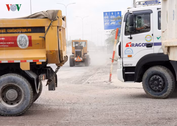 Bụi phát sinh trên đường Võ Nguyên Giáp chủ yếu từ các xe tải vận chuyển đá từ mỏ đá Tân Cang gây ra. Chủ đầu tư tuyến đường là Công ty Đồng Thuận đã nhiều lần “kêu cứu” chính quyền thành phố Biên Hòa, đổ lỗi cho xe chở đá gây bụi và đề nghị doanh nghiệp khai thác đá phải trả tiền vệ sinh môi trường.