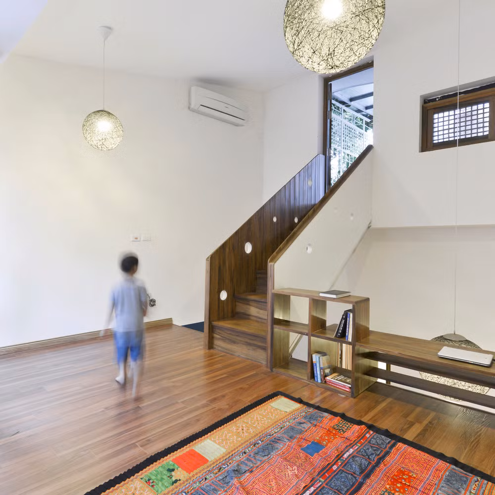 Tầng 2 căn nhà có lối lên thẳng sân thượng, nơi gia chủ sử dụng làm vườn cây và không gian tiếp khách ngoài trời.