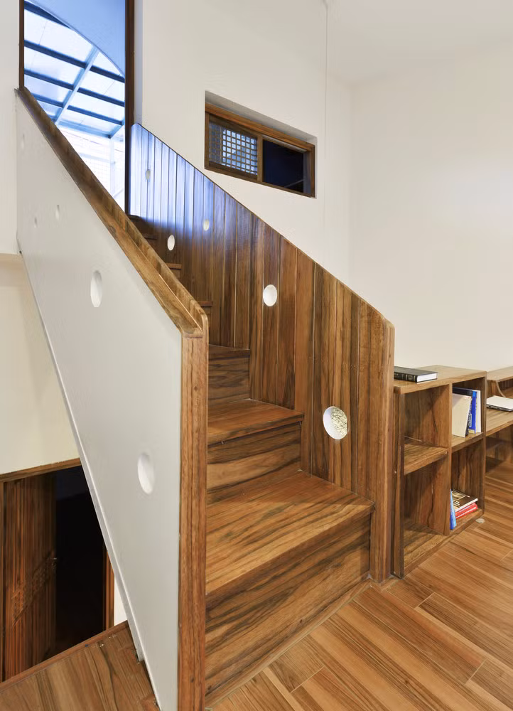 Hai bên cầu thang được tạo lỗ giúp tránh nhàm chán, tạo điểm nhấn cho khu vực này.