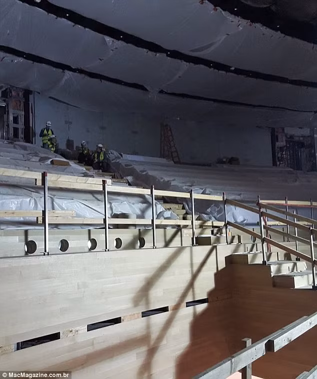 Không gian chính của buổi lễ sẽ nằm khu vực sân khấu hình vuông với các cầu thang bao quanh. Ảnh: MacMagazine.