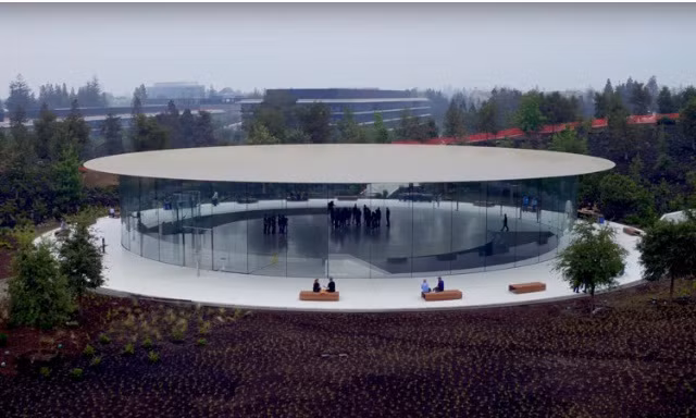 Phần sảnh chờ rộng khoảng 50m2, bao bọc xung quanh là lớp tườn kính cao 6m. Ảnh: Archdaily.