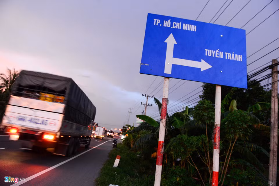 Trong đó, tuyến tránh dài 12,02 km đầu tư mới trên 1.000 tỷ và phần tăng cường mặt đường 26,5 km từ xã Mỹ Quý (thị xã Cai Lậy) đến xã Mỹ Đức Đông của huyện Cái Bè, cách trạm dừng chân Phương Trang khoảng 2 km về hướng Cần Thơ.