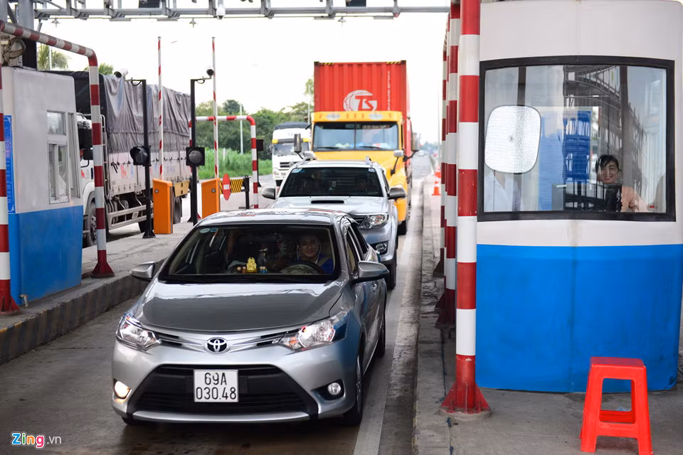 Vài ngày trước, nhiều tài xế đã dùng tiền lẻ nhét vào chai nhựa khi mua vé qua trạm. Ông Nguyễn Phú Hiệp, Giám đốc BOT Tiền Giang, cho biết đến nay trạm ghi nhận 10 trường hợp tài xế mua vé bằng tiền lẻ nhét vào chai nhựa. Đơn vị đã tăng cường nhân viên làm việc tại trạm Cai Lậy để cắt chai, lấy tiền lẻ ra đếm để xe qua nhanh.