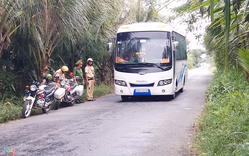 Cảnh sát giao thông tuần tra đường huyện 63 và 67 ở Tiền Giang để kiểm tra xe quá tải, hoặc ôtô khách chạy sai tuyến khi né trạm Cai Lậy.