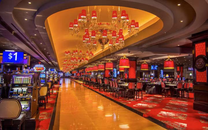 Bên trong Cromwell Hotel có tổ hợp casino rất lớn