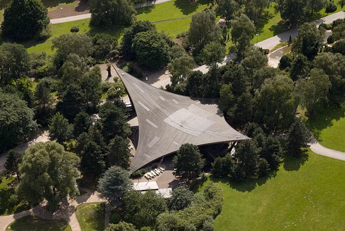 Với đường cong và mũi nhọn, mái nhà tại Dortmund (Đức) giống như cánh én đang chao liệng dưới mặt đất. Ảnh: Lightersideofrealestate.