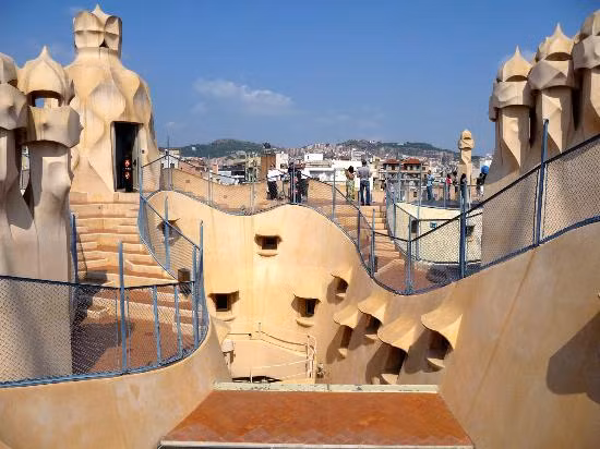 Tòa nhà La Pedrera tại Barcelona, Tây Ban Nha vừa mang vẻ đẹp cổ kính vừa có phần công nghiệp hiện đại với hình phẳng, hình vuông, lỗ chỗ của ống khói. Ảnh: Tripadvisor.