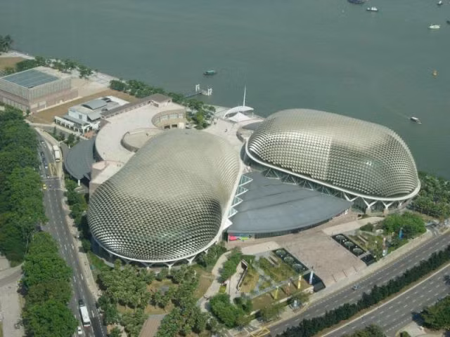 Nhà hát với phần mái kịch độc như chiếc thuyền lập úp. Ảnh: Mystery.