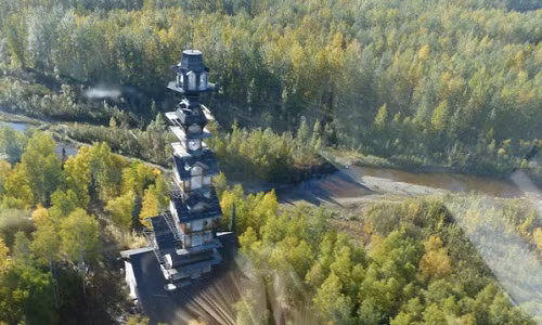 Ngôi nhà độc đáo nổi bật giữa rừng cây.