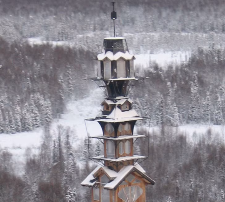 Sau 10 năm bị bỏ hoang, tòa tháp dường như đã có chủ nhân mới.