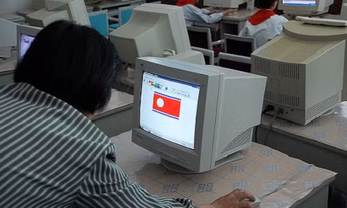 Khi mà cả thế giới bước sang công nghệ màn hình siêu mỏng thì đất nước Triều Tiên vẫn trung thành với màn hình máy tính cong. Ảnh: Makeuseof.