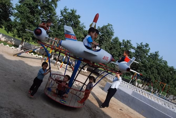 Trẻ em muốn chơi máy bay thì phải có người đẩy như thế này. Ảnh: Vice.