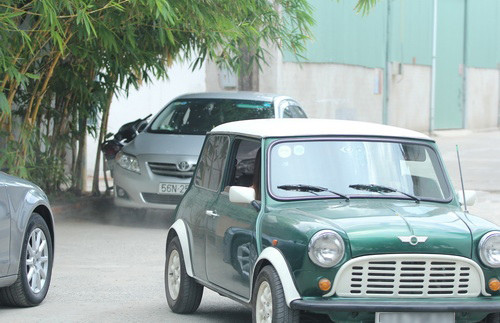 Anh sở hữu 3 chiếc Mobylette, 2 chiếc Vespa, 1 chiếc Vespa mini, 1 chiếc Lambretta, tất cả đều được sản xuất từ những năm 1960. Không những thế, rapper ĐinhTiến Đạt còn sở hữu những chiếc xe ô tô mà trên thế giới còn 1-2 chiếc.