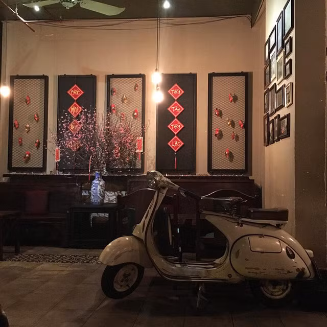 Thú chơi đồ cổ còn liên quan đến cả xe cộ. Giá trị của những món đồ Tiến Đạt sở hữu khó có thể định giá. Từ những năm 2005, chàng rapper Tiến Đạt đã được vinh danh là nghệ sĩ sở hữu xe cổ nhiều nhất.