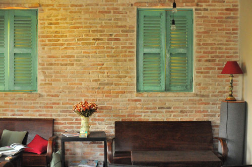 Nhiều năm nay, Tiến Đạt sở hữu một cơ ngơi rộng rãi ở khu đất vàng Phan Xích Long, TP.HCM. Tầng 1 của ngôi nhà được Tiến Đạt mở quán cà phê. Tầng 2, Tiến Đạt làm phòng thu âm và phòng ngủ của mình.