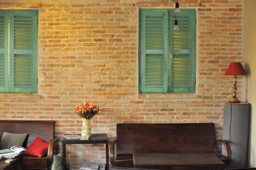 Nhiều năm nay, Tiến Đạt sở hữu một cơ ngơi rộng rãi ở khu đất vàng Phan Xích Long, TP.HCM. Tầng 1 của ngôi nhà được Tiến Đạt mở quán cà phê. Tầng 2, Tiến Đạt làm phòng thu âm và phòng ngủ của mình.