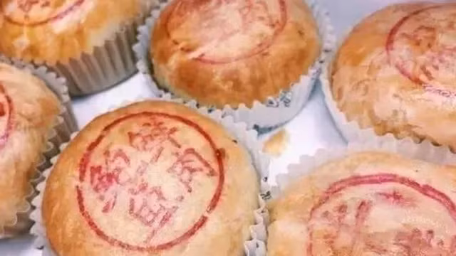 Năm nay, một nhà hàng ở Thượng Hải cho ra đời bánh trung thu nhân thịt ếch độc đáo thu hút sự quan tâm của nhiều bạn trẻ. Ảnh: South China Morning Post.