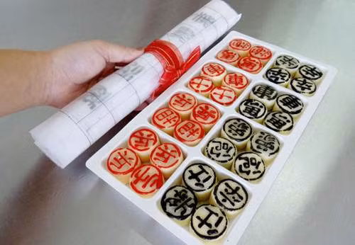 Trung Quốc còn có bánh trung thu cờ tướng vô cùng kỳ quặc. Trong ván chơi, nếu thua, đối phương ăn luôn quân của bạn theo đúng nghĩa đen. Ảnh: Sina.