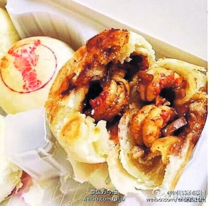 Ngoài ra, bánh trung thu nhân tôm hùm đất 13 vị cũng đang gây sốt tại Thượng Hải. Ảnh: Weibo.