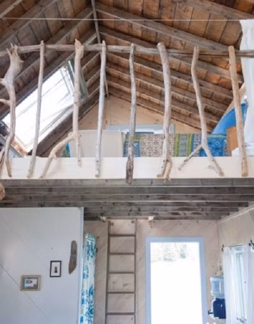 Căn nhà nhỏ nằm biệt lập hoàn toàn với bên ngoài như một ốc đảo nhỏ.