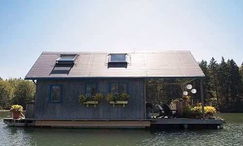 Giờ đây ngôi nhà nhỏ này là địa điểm nghỉ ngơi của họ mỗi dịp nghỉ hè.