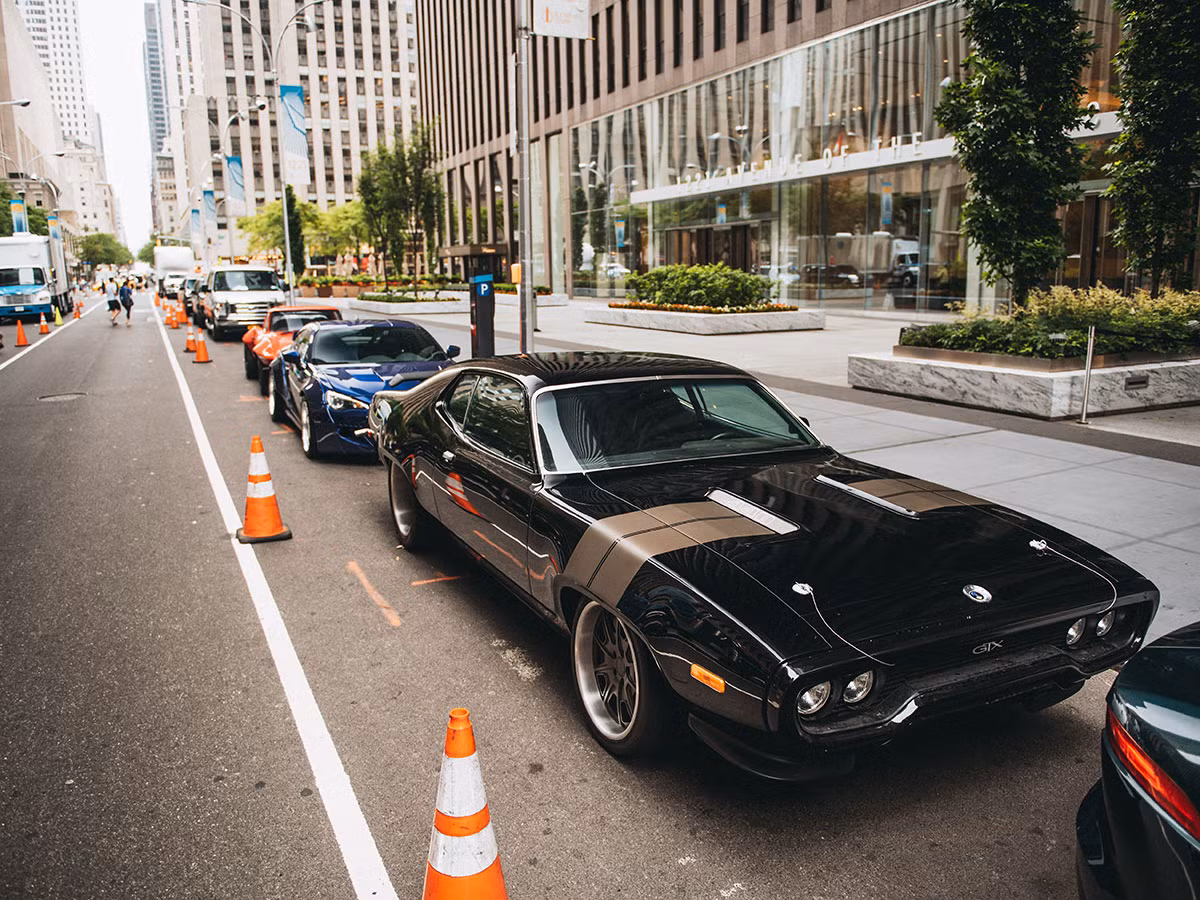 Theo tiết lộ của đạo diễn bom tấn "Fast &amp; Furious 8", kinh phí cho các mẫu xe được sử dụng trong phim lên đến 17 triệu USD. Ảnh: Bodybuilding.