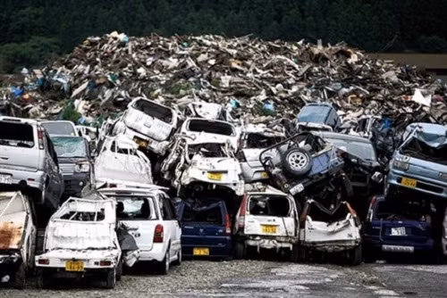 Những chiếc xe hơi thành đống sắt vụn ở Nhật Bản. Ảnh: Jalopnik.