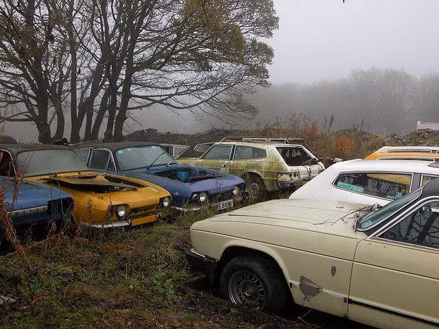 Đủ các loại xe hơi trong nghĩa địa ở nước Anh. Ảnh: Urbanghostsmedia.