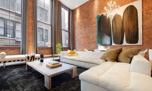 Mỗi căn phòng cần một điểm nhấn nhất định. Hãy tạo điểm nhấn cho căn phòng bằng một bức tranh treo tường thật bắt mắt. Để cắt giảm chi phí, bạn có thể tự vẽ bức tranh trang trí hoặc tải những bức ảnh từ trên mạng rồi in ra trên giấy.