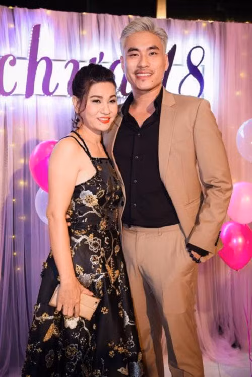 Sau khi công khai yêu "phi công trẻ" hồi tháng 2, mới đây nghệ sĩ hài Cát Phượng chia sẻ với báo chí về căn nhà 3 tỷ đang ở chính là món quà bạn trai Kiều Minh Tuấn tặng. Ảnh: FBNV.